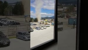 Мини-торнадо засняли у супермаркета в Южно-Сахалинске