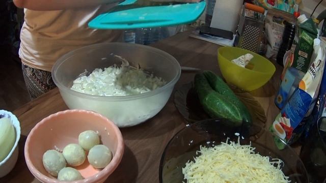 Салат из куриной грудки со свежим огурцом и маринованными шампиньонами. Идеальный салат.