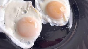 ЖАРИМ ЯЙЦА НА ВОДЕ ? ГОТОВИМ ЯИЧНИЦУ БЕЗ МАСЛА