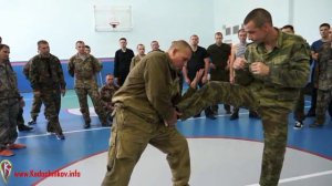 Работа против прямого удара ногой в живот