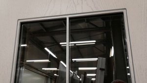 Теплая входная железная дверь со стеклопакетом и решеткой с терморазрывом