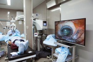Якутские офтальмохирурги оперируют магаданцев