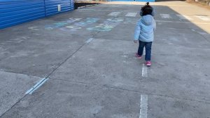 Гуляем возле школы