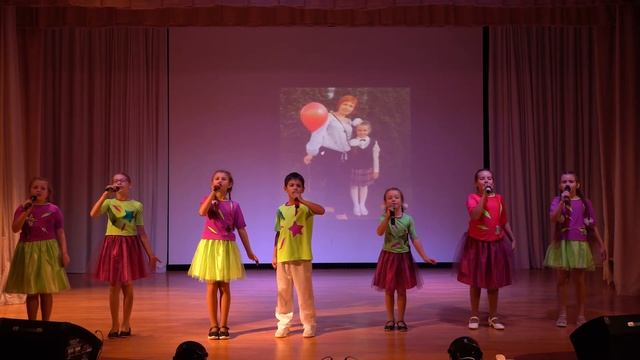 Подарок для любимых мам, исполняет младшая группа ансамбля Настроение+. Ноябрь 2020 года смотреть онлайн