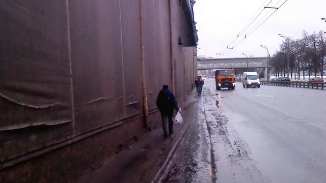 Истязание пешеходов узким тротуаром у завода им. Войтовича на ш. Энтузиастов в Москве
