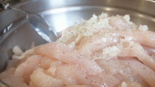 Простой рецепт мясных чипсов из курицы. Проще простого. Как семечки! смотреть онлайн