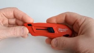 Компактный нож Milwaukee 4932478561. Мал ножик, но дорог в работе.