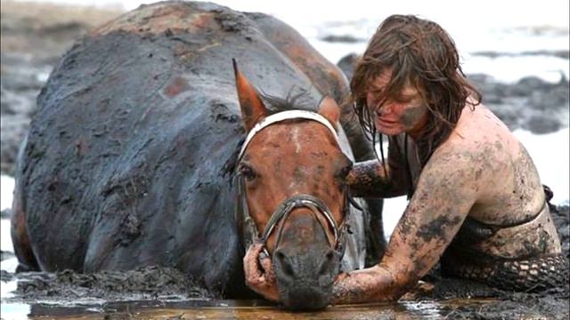 Он медленно уходил на дно… она не могла помочь, но обняла его и оставалась с ним до последнего… смотреть онлайн