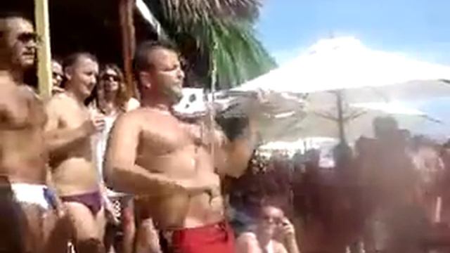 Чувак на скрипке круто отжигает на пляже смотреть онлайн