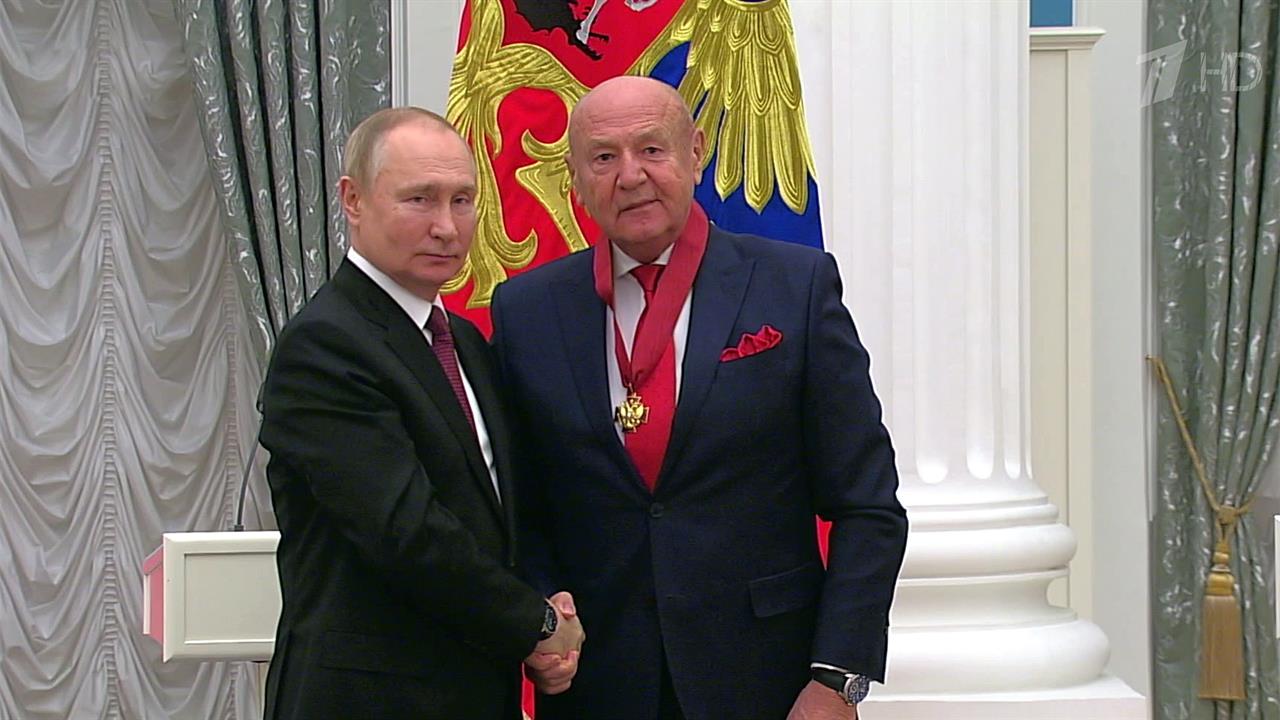 Владимир Путин в Кремле вручил государственные награды выдающимся соотечественникам
