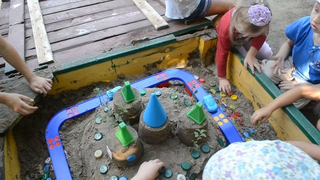 Игры с песком в летний период в детском саду "Построй башню" смотреть онлайн
