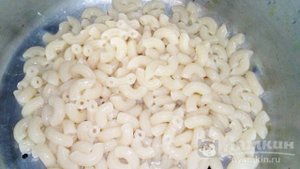 Макароны с сосисками, зеленым луком и сыром