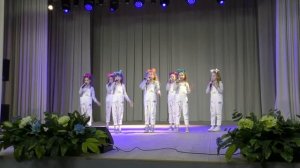 Образцовая вокальная группа эстрадной песни "Радость" (8-9 лет).Песня "Соседи в шоке".