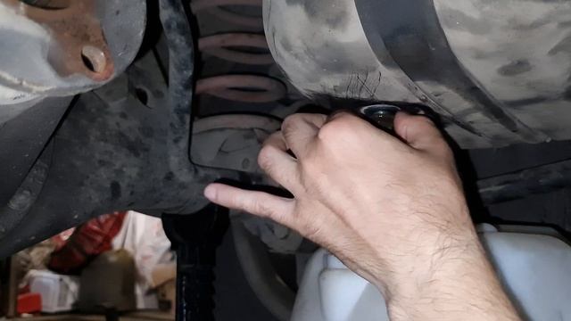 Где находится сливная пробка на баке Toyota Hilux Surf KZN185W 1KZ-TE смотреть онлайн