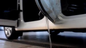 VW Polo Sedan, вода накапливалась в двери заднего пассажира.