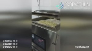 Упаковка очищенного свежего чеснока в вакуумный пакет на вакуумном упаковщике DZ 600