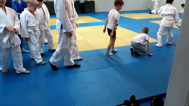 vlog ❄ Когда приучать есть? / ПЕЧЕНЬЕ НА РАССОЛЕ / купили Никите кимоно для дзюдо смотреть онлайн