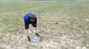 Усиливаю границы участка арматурой в землю руками