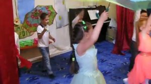 Выпуск 2016. Дождик капает по лужам.