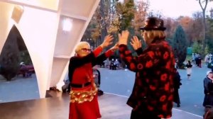 ЗАКРУЖИЛА ЛИСТВА! ТАНЦЫ В ПАРКЕ ГОРЬКОГО ХАРЬКОВ СЧАСТЛИВЫЕ ДНИ.mp4