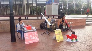 Уличный японский музыкант