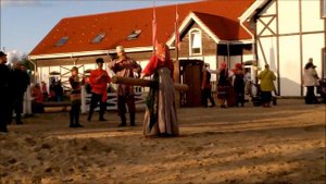 Русская девушка крутит бревно. Семёнов день 2017