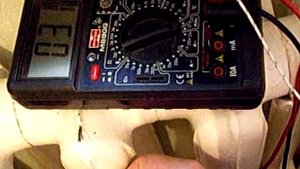 Замер температуры радиатора отопления.