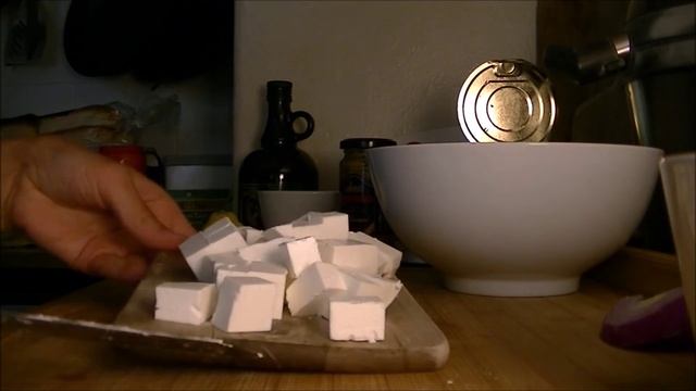 Греческий картофельный салат с красным луком и сыром фета смотреть онлайн