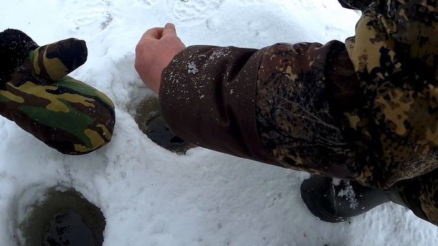 Лещи рвут леску. Рыбалка в глухозимье.