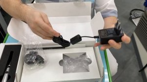 Распаковка полимеризационной лампы для постановки пломб на зубы
