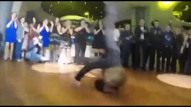 Танцевальный номер от Группы Захвата Танцующие официанты!