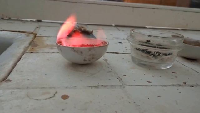 Пламя этилового спирта стало красно-розовым!Как соли лития могут сделать пламя цветным ? смотреть онлайн