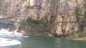 СКАЛА обрушилась на туристов в Бразилии на озере Фурнаш. Инцидент произошел 08.01.2022 года.