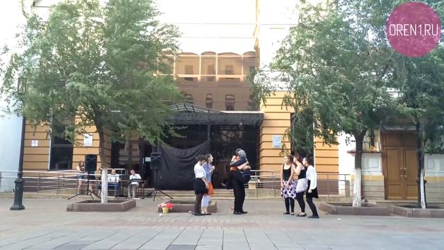 Уличный спектакль театра "Крылья"