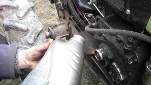 Заливаєм масло в мотоблок зубр