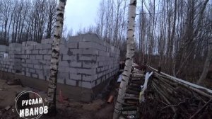 Грунтуем наружнюю сторону газобетонных блоков смесью грунта и гидрофобизатора.Защищаем от промокани