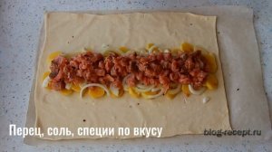 Пирог из слоеного теста с красной рыбой и картофелем