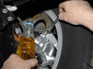 Как заменить тормозную жидкость в автомобиле самостоятельно? Интересные факты.
