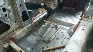Реставрация Mercedes w123. 3-я часть. Сварка пола, порога и поддомкратников.