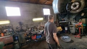 Доливаем масла в Коробку когда снимали полось вышла масло на пол Тоёта Корола 2.0 дизель 85 Киловат