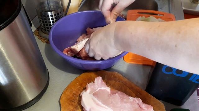 МАРИНУЮ МЯСО И ВАРЮ ГОРОХОВЫЙ СУП СО ШКВАРКАМИ) смотреть онлайн