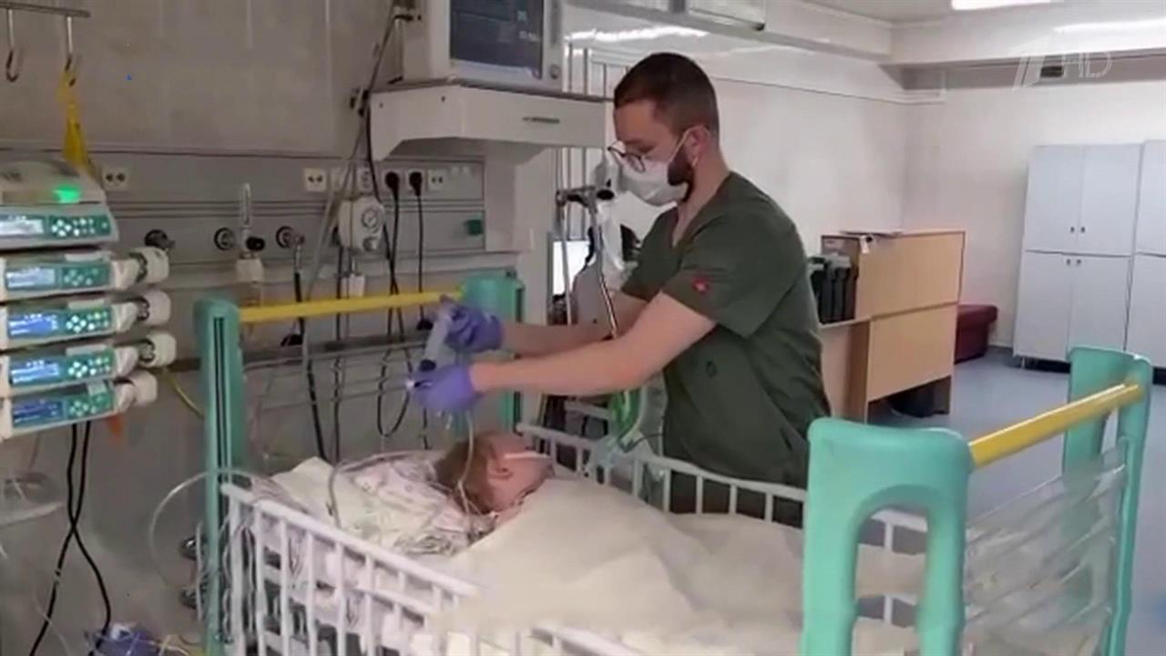 Раненые дети в крокусе. Ребенок в больнице реанимации.