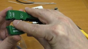 Зачистка проводов с помощью стриппера LAOA LA815826.