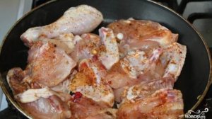Тушеная курица с подливкой