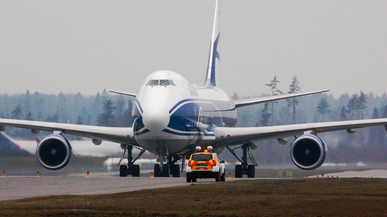 Посадка крупным планом Boeing 747-8F AirBridgeCargo Шереметьево (24R/6L)