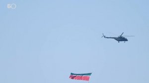 Над Казанью пролетели вертолеты с флагами Татарстана, России и Знаменем Победы