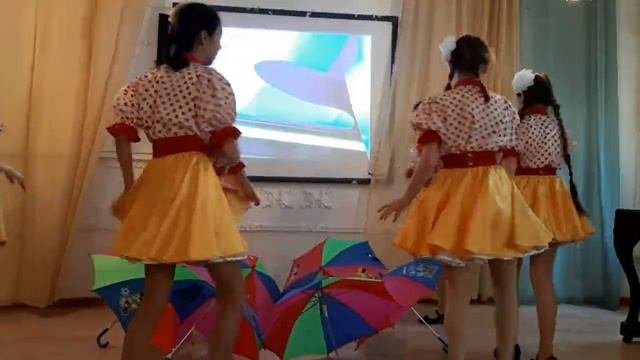 ТАНЕЦ "ВЕСЁЛЫЕ ЗОНТИКИ" #Красивыйтанец #танецсзонтиками#Сюрприз #DaryaKarimova #постановочныйтанец
