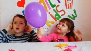 Учим цвета видео РАЗВИВАЮЩЕЕ для детей! Поем песню Семья пальчиков Лопаем Воздушные шарики