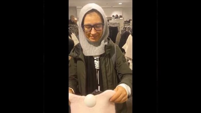 Как выбрать зимнюю шапку или смех сквозь шапки)))#шапки #зимниешапки #зима #стокман #шоппинг