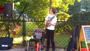 гениальный гитарист без 2х пальцев.  Питер август 2013. 1